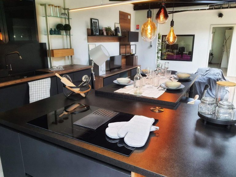 showroom cuisine sur mesures ilot central plaque de cuisson